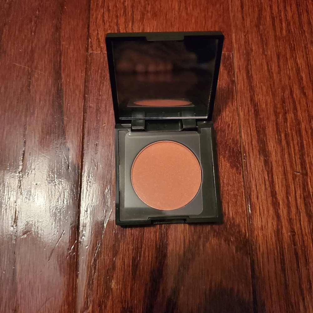 NWT Powder Wear blush Make it pop